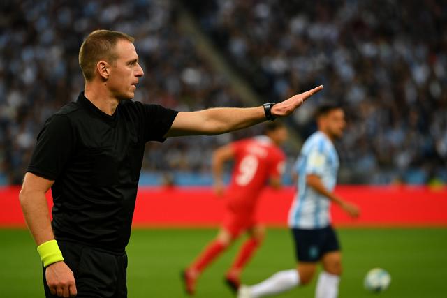 soccer_advantage_referee